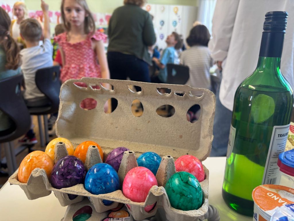 Kinder bei der Grünen Lunge mit bunten Früchten und Pflanzen