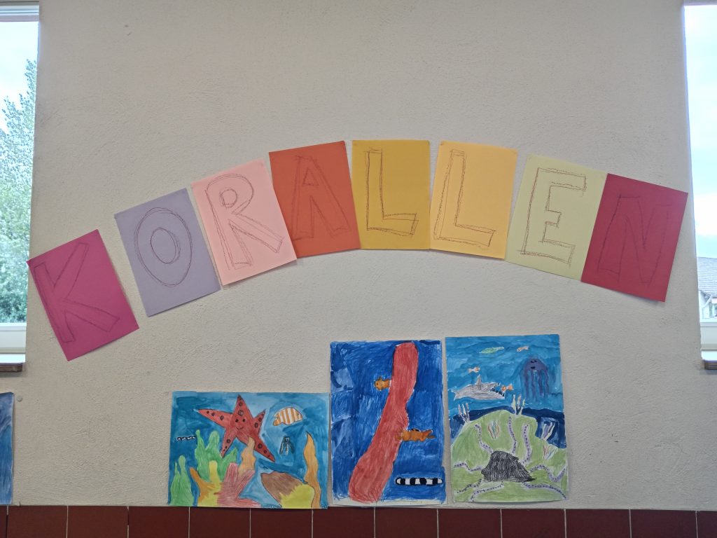 Kreative Walplakate und Korallenbilder der Klassen im 3. Jahrgang