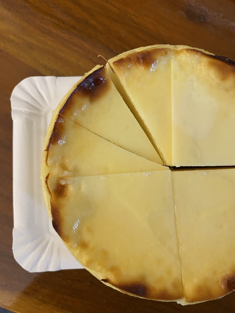 In Stücke geschnittener Käsekuchen auf einem Pappteller – anschauliche Bruchrechnung in der Mathematik-Forder-AG