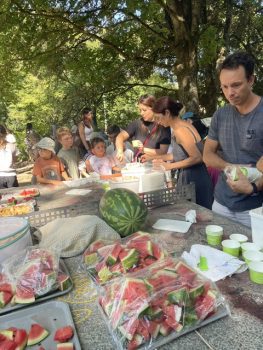 Erfrischungsstand beim Ferragosto-Fest der Mühlbergschule mit aufgeschnittenen Wassermelonen und Eis im Seehofpark