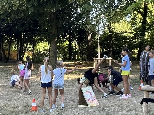 Kinder der Mühlbergschule beim Schubkarrenrennen an der Spielstation Carriola im Seehofpark