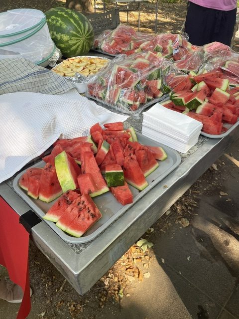 Tabletts mit aufgeschnittener Wassermelone und Melone beim Ferragosto-Fest im Seehofpark