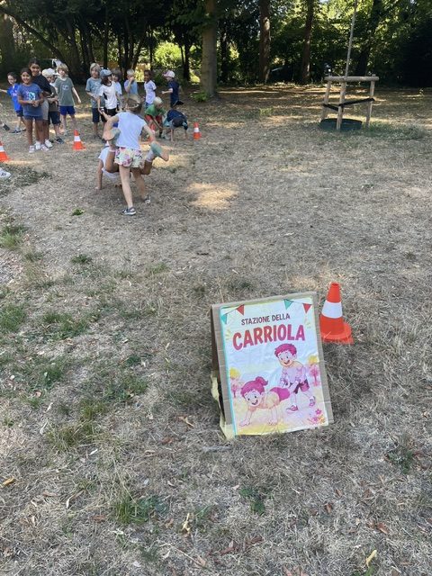 Italienisches Schild „Stazione della Carriola" an einer Spielstation beim Ferragosto-Fest der Mühlbergschule