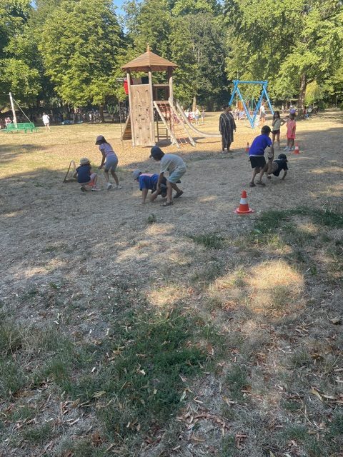 Kinder beim Schubkarrenrennen vor dem Spielplatz im Seehofpark beim Ferragosto-Fest