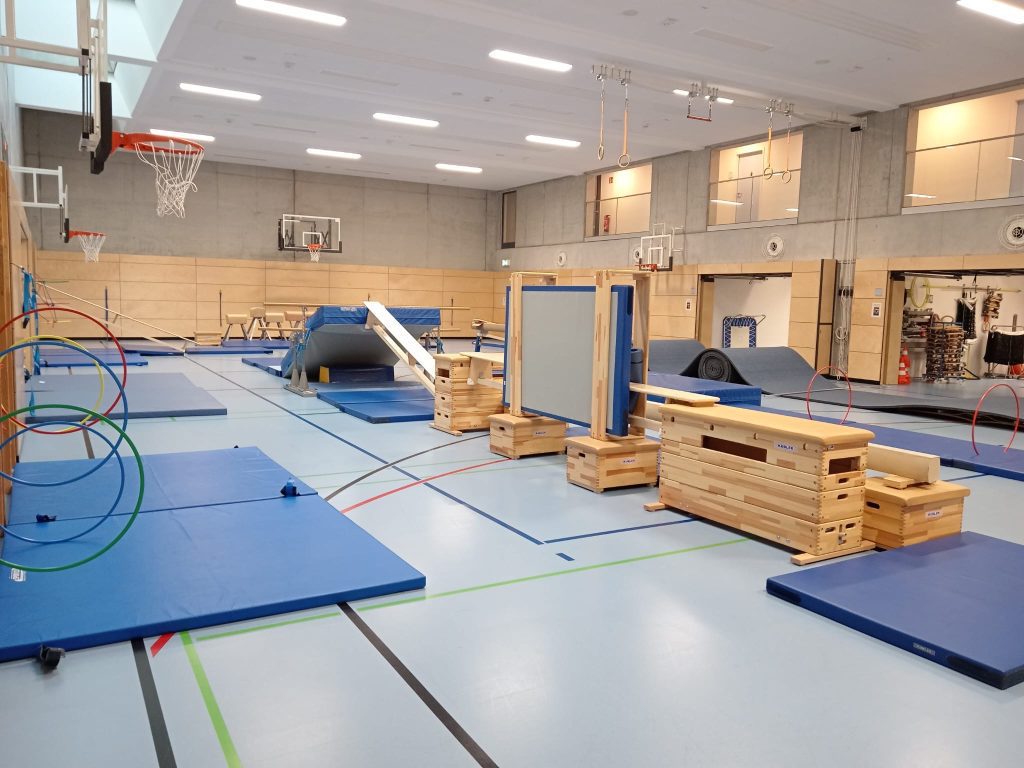 Turnhalle mit aufgebautem Parcours aus Matten, Ringen und Kästen, Be Active Day
