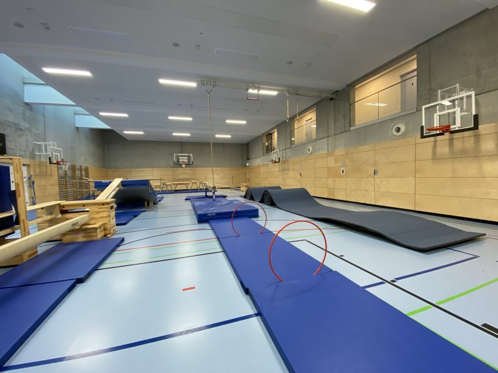 Turnhalle mit Mattenbahn, Reifen und Bänken, Bewegungsparcours des Be Active Day