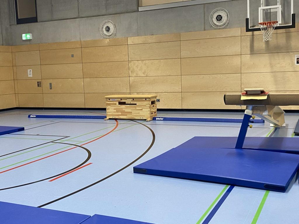 Schwebebalken, Holzkasten und blaue Matten in der Turnhalle, Station beim Be Active Day