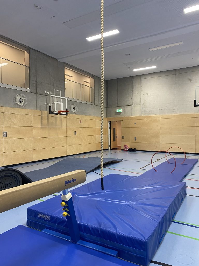 Hängendes Kletterseil über einem Weichboden neben einem Balken in der Turnhalle, Be Active Day