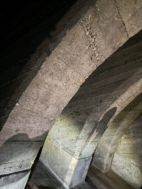 Angeleuchtete Steinbögen im Inneren der Fischerhallen unter der Neuen Alten Brücke in Frankfurt