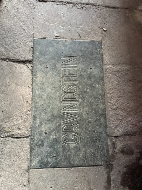 Steinplatte mit der Inschrift GRUNDSTEIN in der Mauer der Fischerhallen unter der Alten Brücke Frankfurt