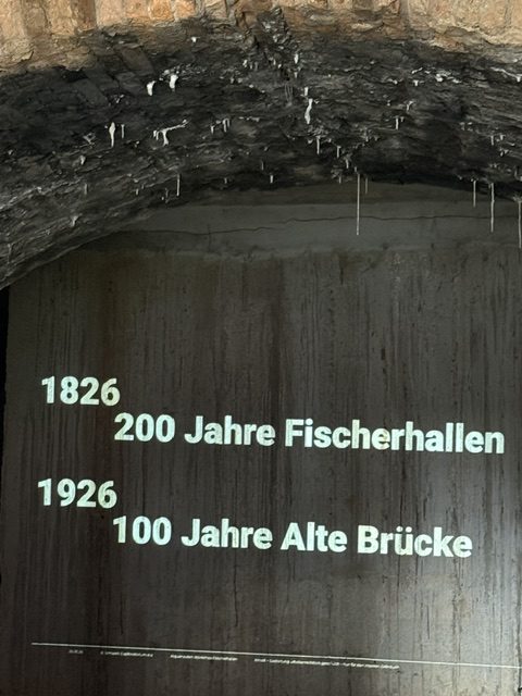 Projektion an der Wand: 200 Jahre Fischerhallen und 100 Jahre Alte Brücke, Fischerhallen Frankfurt