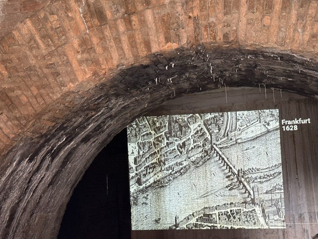 Projizierter historischer Stadtplan von Frankfurt aus dem Jahr 1628 unter einem Backsteingewölbe der Fischerhallen