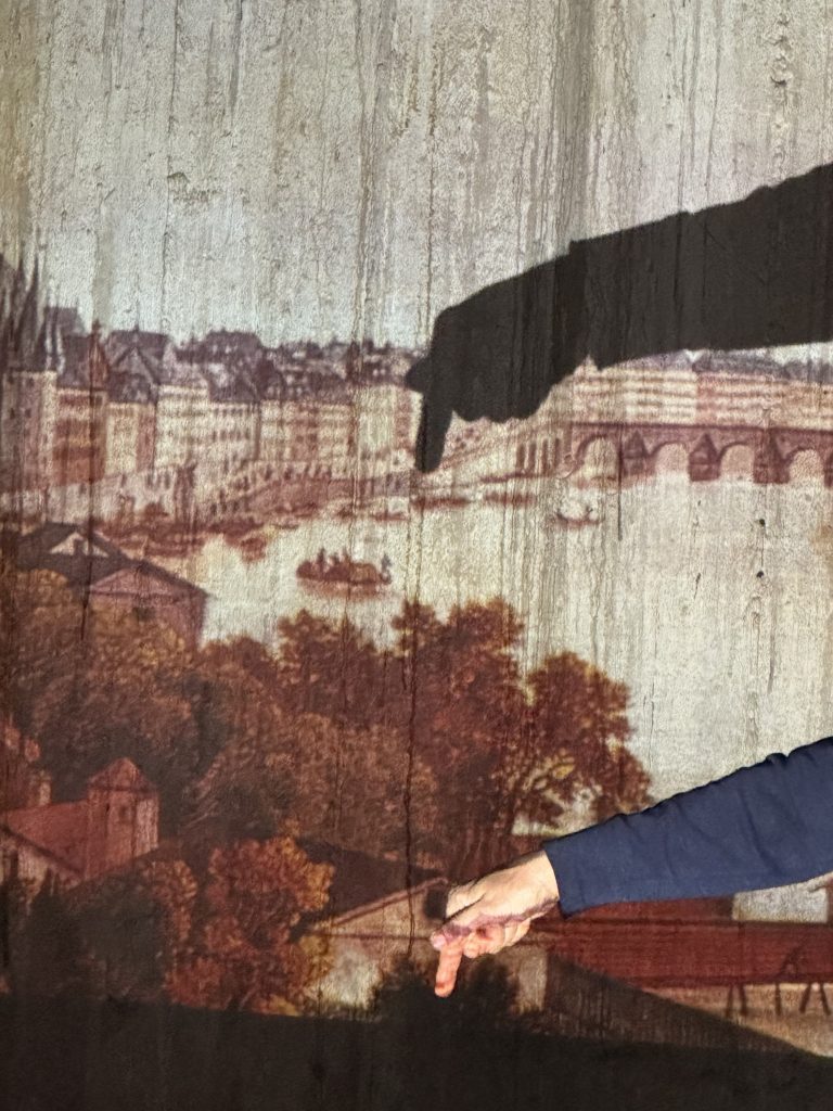 Projiziertes historisches Stadtbild von Frankfurt am Main, eine Hand zeigt auf ein Detail, Fischerhallen
