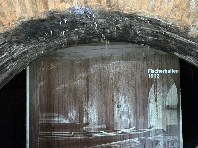 Wandprojektion mit historischer Darstellung der Fischerhallen von 1912 unter dem Gewölbe, Frankfurt