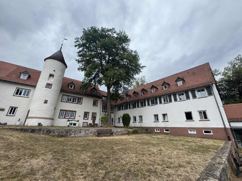 Jugendherberge mit Rundturm und langem Gebäudeflügel, Klassenfahrt Jahrgang 4 nach Höchst im Odenwald
