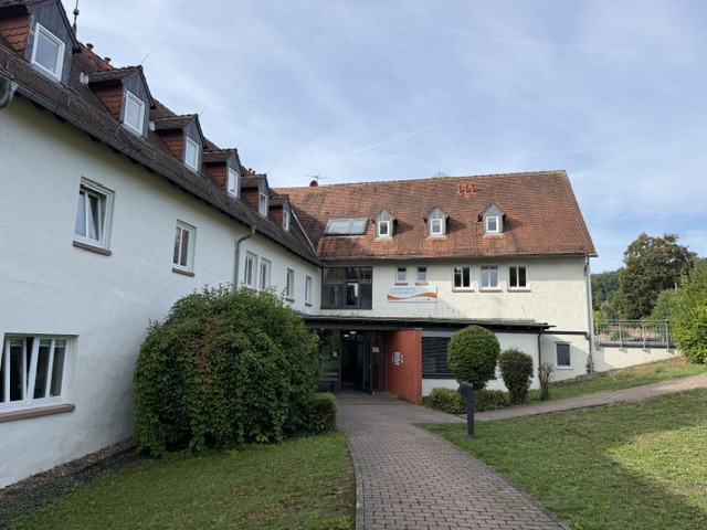 Eingangsbereich der Unterkunft mit Weg und Hecke, Klassenfahrt Jahrgang 4 nach Höchst im Odenwald