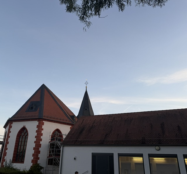 Kirche mit rot-weißer Fassade und Gerüst, Ausflug der Klassenfahrt Jahrgang 4 in Höchst im Odenwald